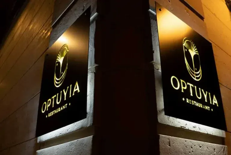 Foto dal sito di Optuyia. Restaurant..lounge bar..caffe..pizzeria...